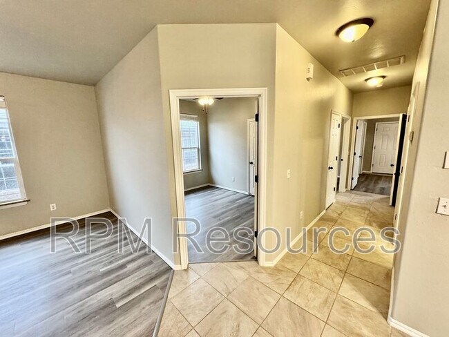 Building Photo - 113 Bison Ct Way