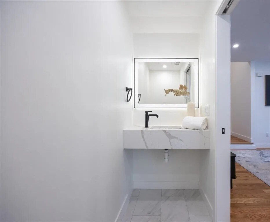 Building Photo - 12 George St