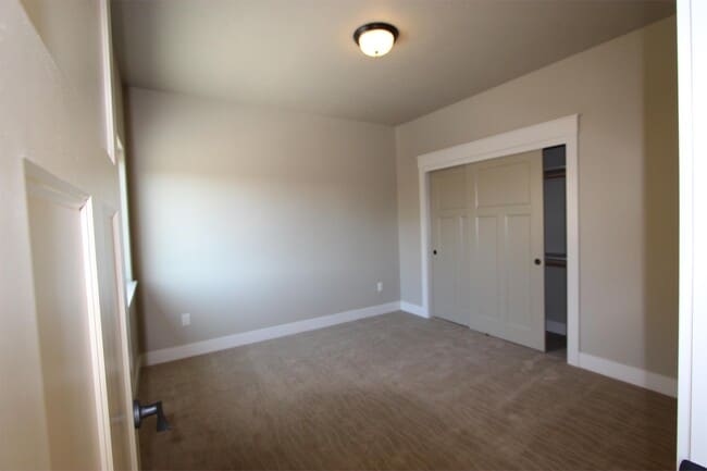 Building Photo - 1271 E Lone Creek Dr