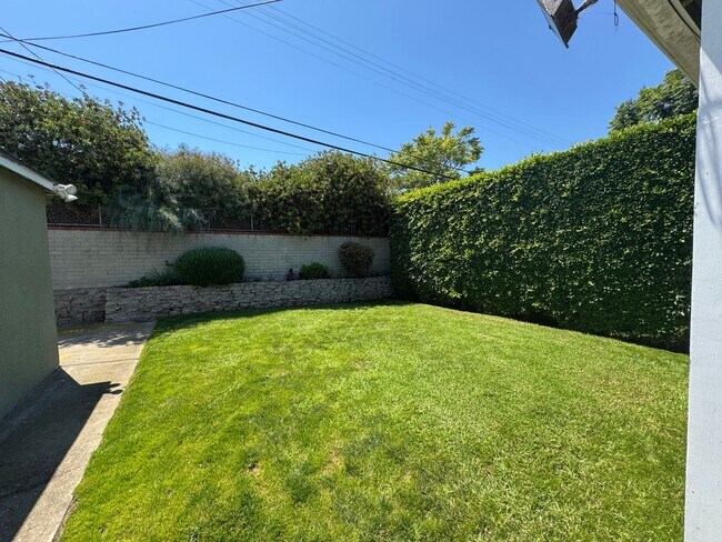 Building Photo - LOVELY 4BD 1,5BA HOME W/Large Backyard