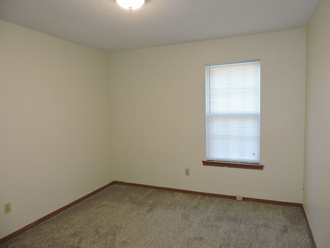 Building Photo - Convenient to interstate, schools & shopping!