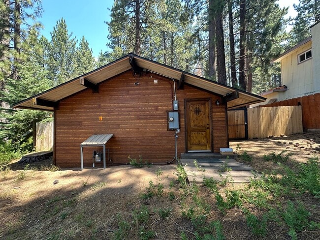 Building Photo - Fully Renovated 1 Bedroom Home - Across From the Meadow