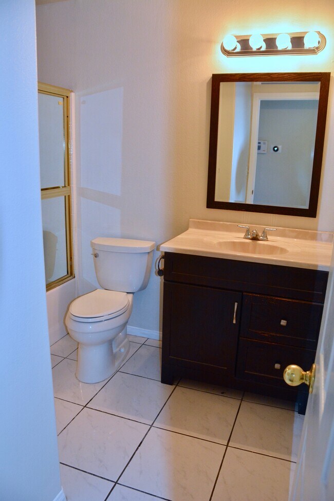 Building Photo - 548 N Windsor Blvd