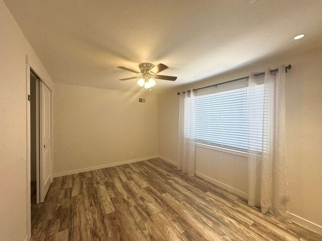 Building Photo - Beautiful 2-story pool home