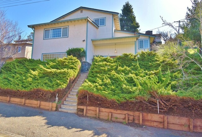 Building Photo - $4,095 / 4 BR -2754 SF - GORGEOUS, HUGE CA...