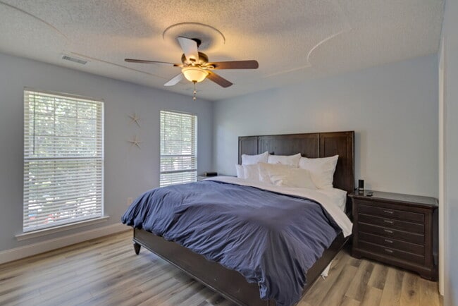 Building Photo - 231 Parkview Ct