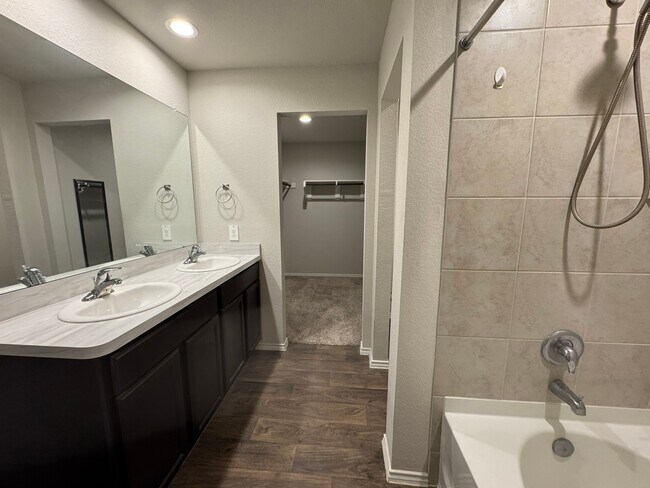 Building Photo - 2407 Poplar Copse Ct