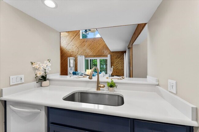 Building Photo - RENT THIS EXTRAORDINARY WATERFRONT HOME