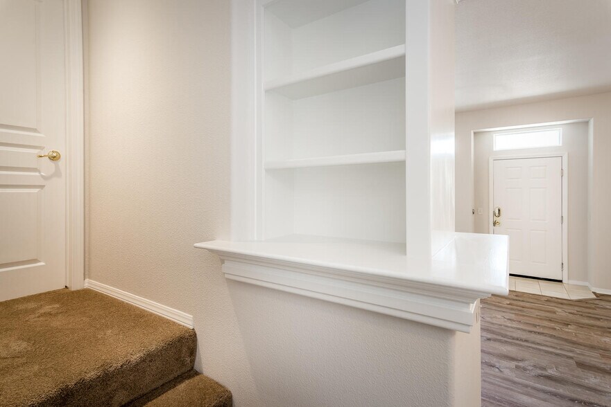 Building Photo - 903 Lawrence Dr