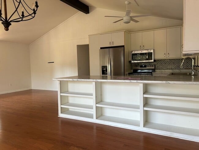 Building Photo - FREE MONTH OF DECEMBER 2025 Beach, 2nd row