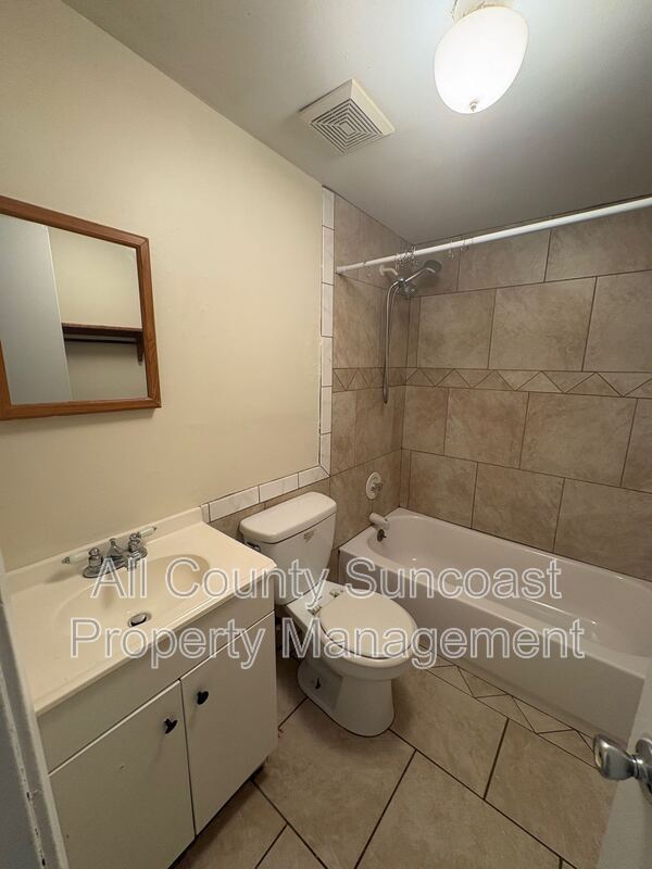 Building Photo - 2134 Saxon St