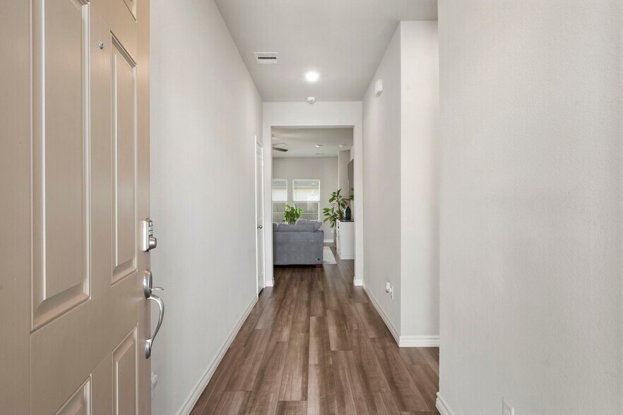 Building Photo - 1033 Verona Dr