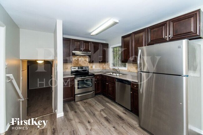 Building Photo - 302 Woodstock Dr SW