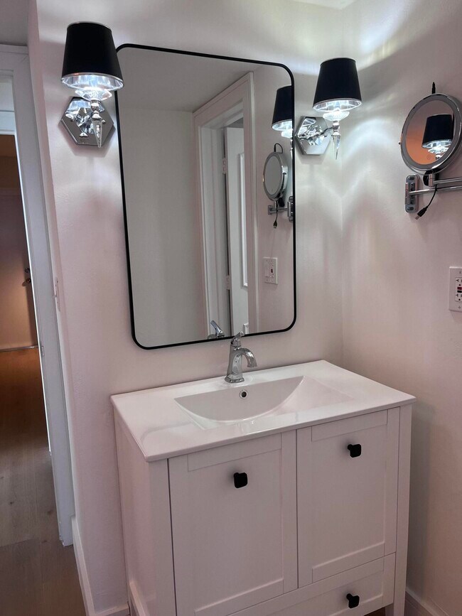 Building Photo - 1069 Hillsboro Mile