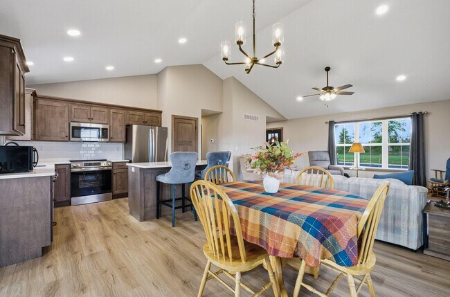 Building Photo - 557 Cannondale Ave