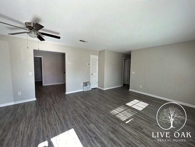 Building Photo - MOVE IN SPECIAL: $500 OFF 1ST MONTH'S RENT!**