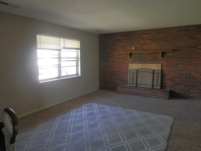 Building Photo - Quality 3 Bedroom 1.5 Bathroom Townhouse