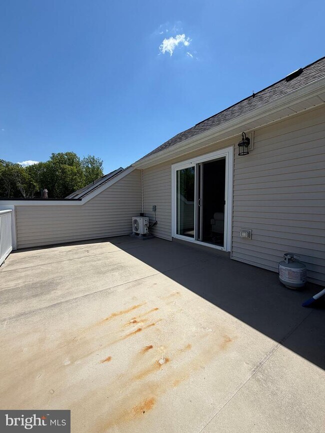 Building Photo - 10802 Foxtrot Cir