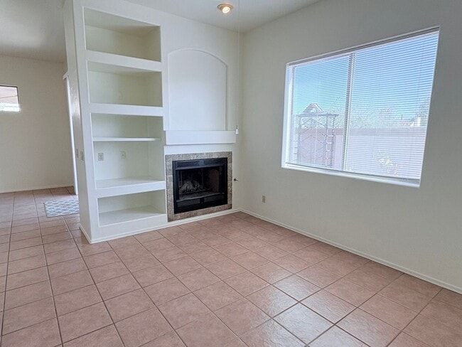 Building Photo - *AVAILABLE NOW* Gorgeous 3 bed/2 bath home...