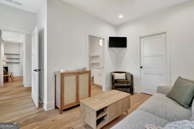 Building Photo - 11 Bourbon St