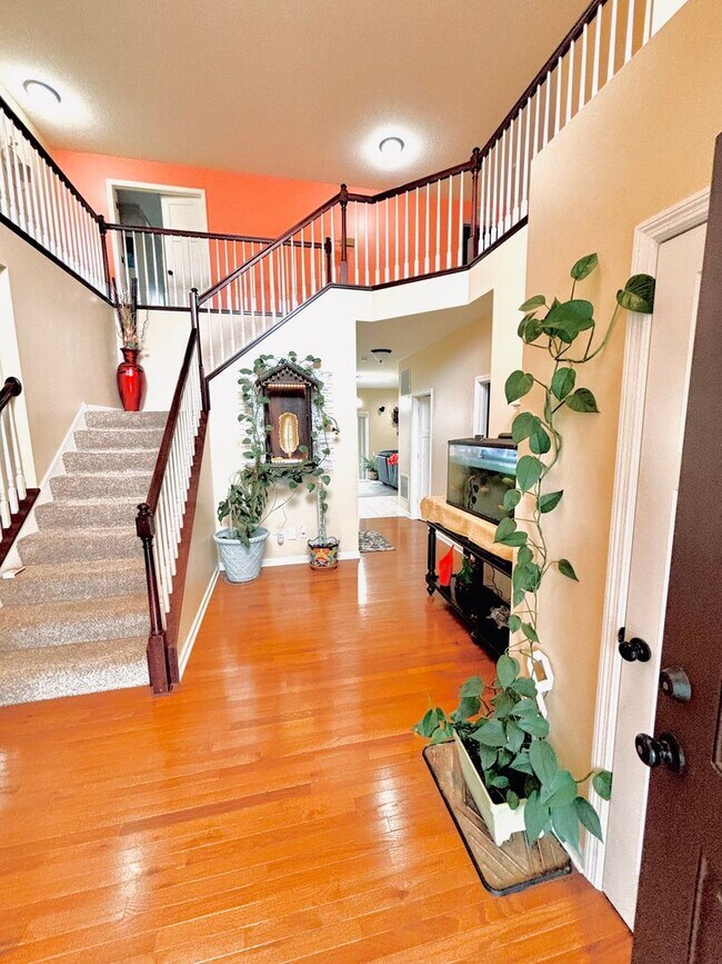 Building Photo - ONE OF A KIND 5bed/4bath!  *HOME THEATER* ...