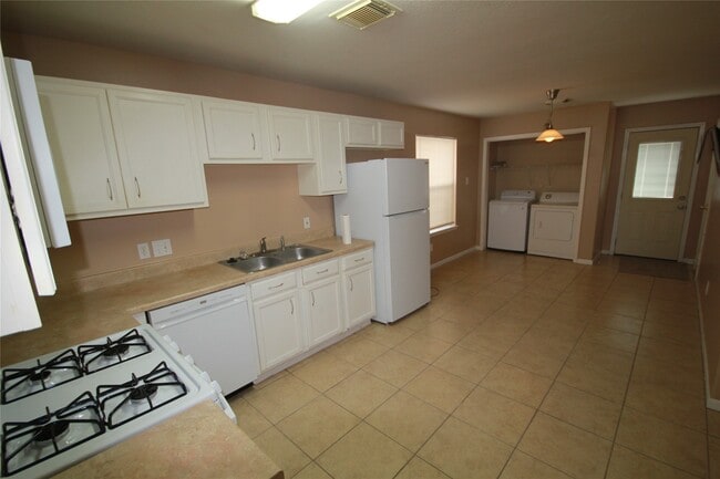 Building Photo - 6418 Mountain Pines Ln