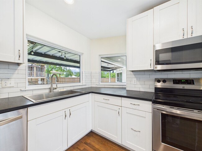 Building Photo - Charming 3-Bedroom Retreat with 2 Full Baths in the Heart of Fredericksburg!