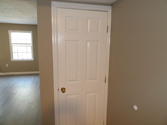 Building Photo - 244 Meadowview Dr