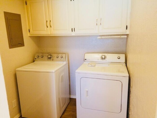 Building Photo - 312 Rosanne St