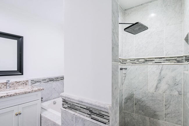 Building Photo - 5328 E Pinchot Ave