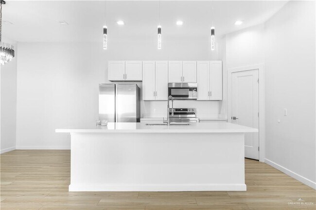 Building Photo - 2706 W Kerria Ave