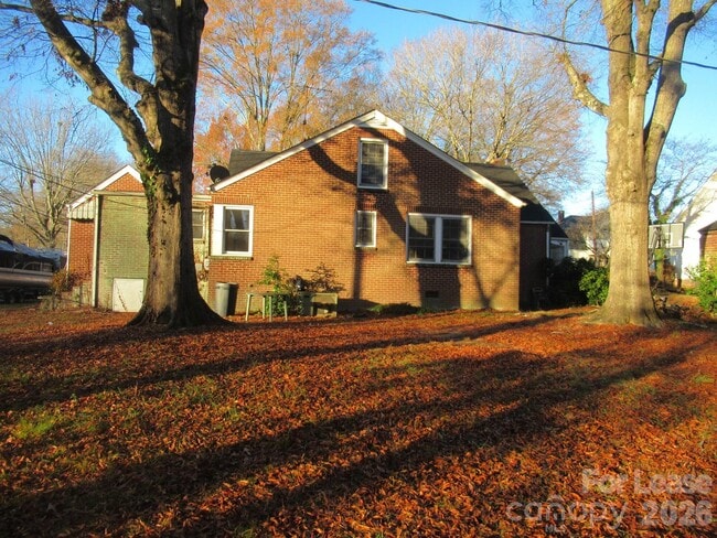 Building Photo - 505 S Cedar St