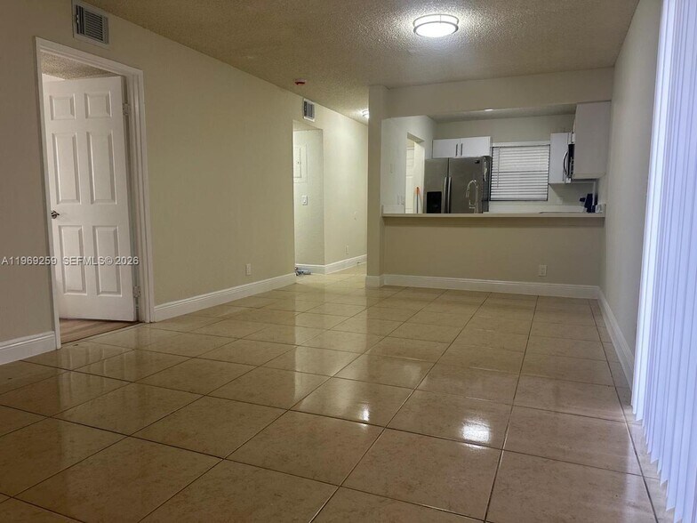 Building Photo - 1463 Lake Crystal Dr