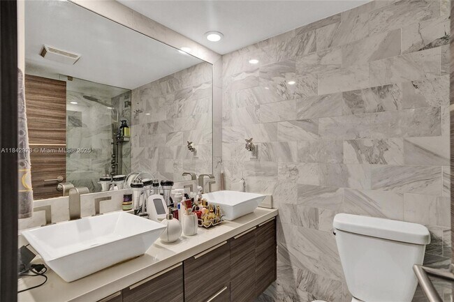 Building Photo - 5401 Collins Ave