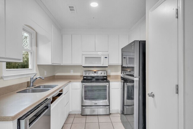 Building Photo - 213 Rebecca Pines Dr