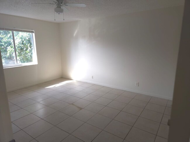 Building Photo - 2Bed 2Bath Condo Lake worth