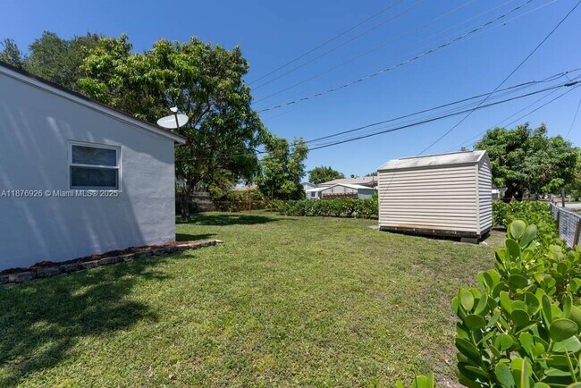 Building Photo - 1101 N 71st Terrace
