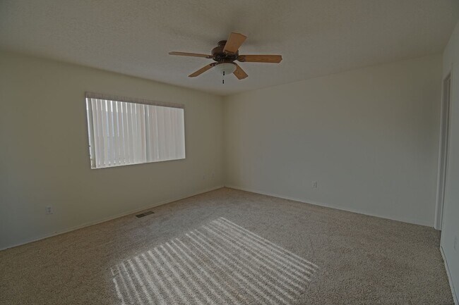 Building Photo - NE Heights Townhome Available For Move In