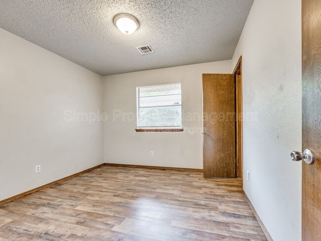 Building Photo - 1706 High Meadows Dr