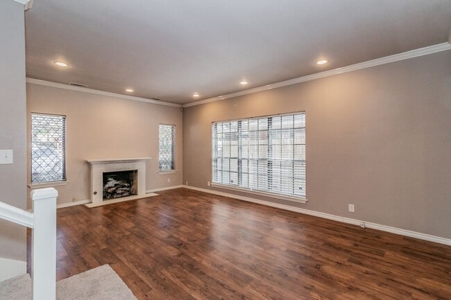 Building Photo - Beautiful townhome in a prime location nea...