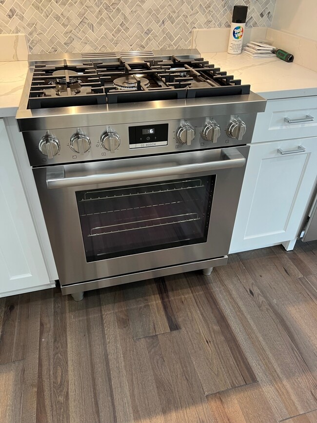 Stove - 4621 42nd St NW