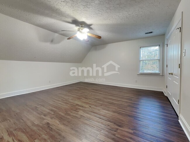 Building Photo - 6207 Chester Cv