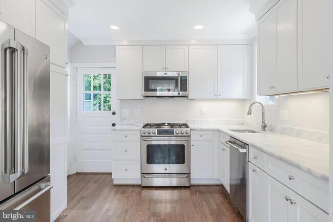 Building Photo - 1709 Patrick Henry Dr
