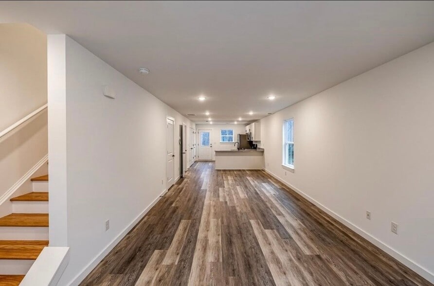 Building Photo - 267 Vanderbilt Rd
