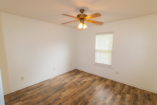 Building Photo - 1802 N Leah Ln