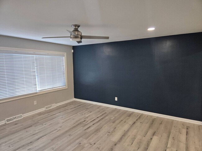 Building Photo - Charming 5-Bedroom Property in Prime Location