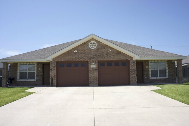 Primary Photo - Charming Duplex with Great Features & Loca...