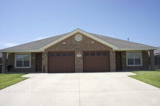 Building Photo - Charming Duplex with Great Features & Loca...