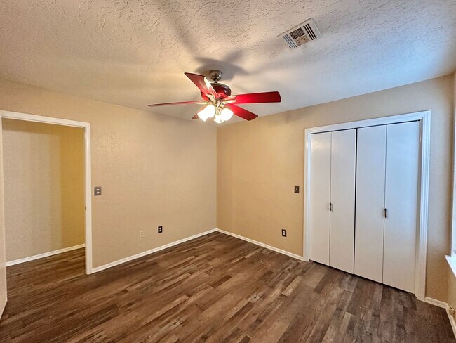 Building Photo - New flooring and paint!