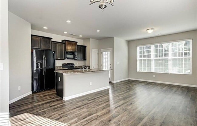 Building Photo - 3 Bedroom 2.5 Townhome available now